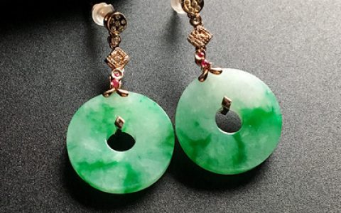 绿色翡翠镶嵌耳环的款式 价格与保养