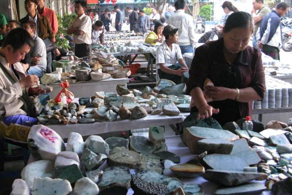 中缅边境的瑞丽的翡翠交易情况怎样？探访世界上最贵的地摊
