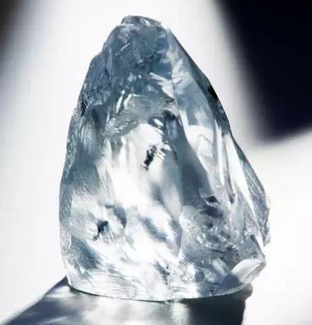 有大海般迷幻颜色的蓝钻石的价值高吗？
