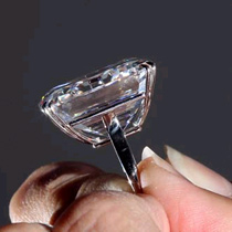 伦敦苏富比展出珍贵珠宝钻石