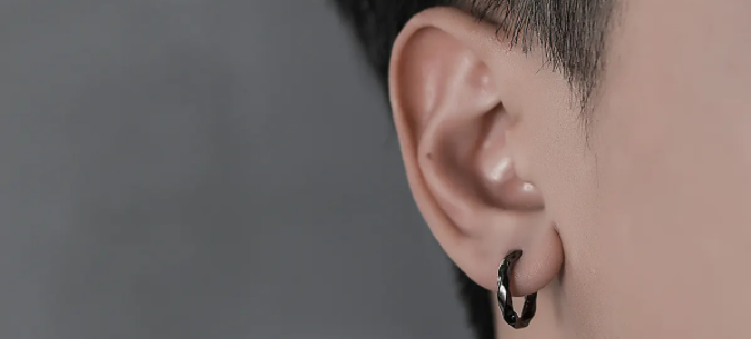 男生戴耳钉会不会很非主流,打几个耳洞像非主流